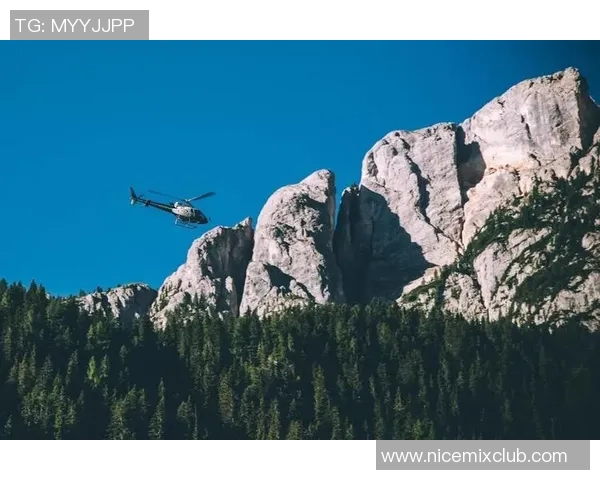 足球明星携子女登山探险温馨时刻记录家庭亲子互动乐趣 足球明星携子女登山探险温馨时刻记录家庭亲子互动乐趣